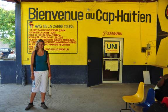 Na rodoviária de Cap-Haitien, prontos para voltar à Rep. Dominicana